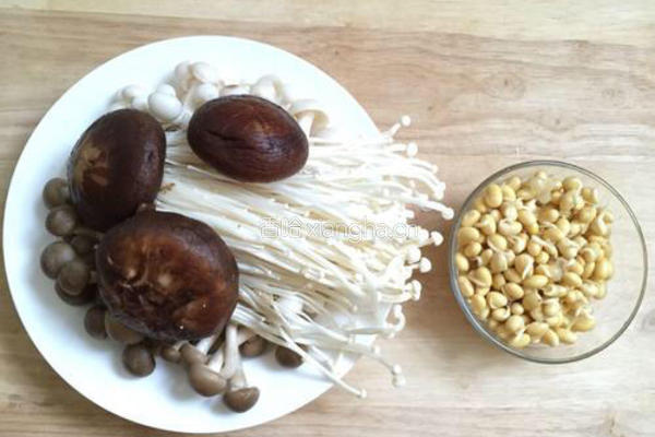 什锦菌菇豆嘴汤的做法图解1