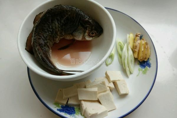 鲫鱼豆腐汤的做法图解1