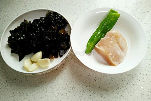 木耳炒鸡丝的做法图解1