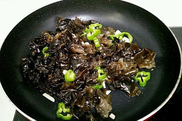 木耳炒鸡丝的做法图解7