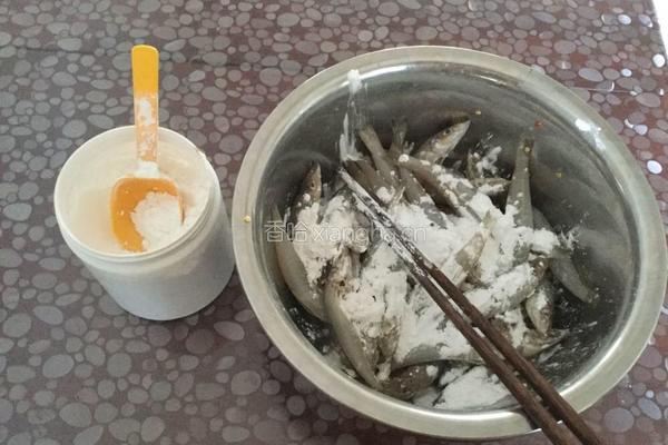 炸小沙丁鱼的做法图解2