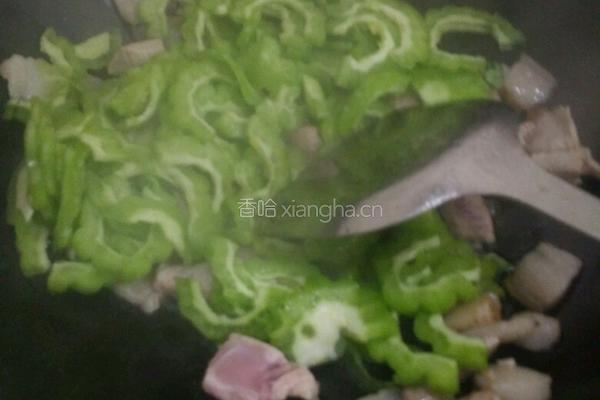肉片炒苦瓜的做法图解3