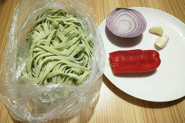 辣拌菠菜凉面的做法图解1