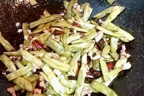 干煸四季豆的做法图解6