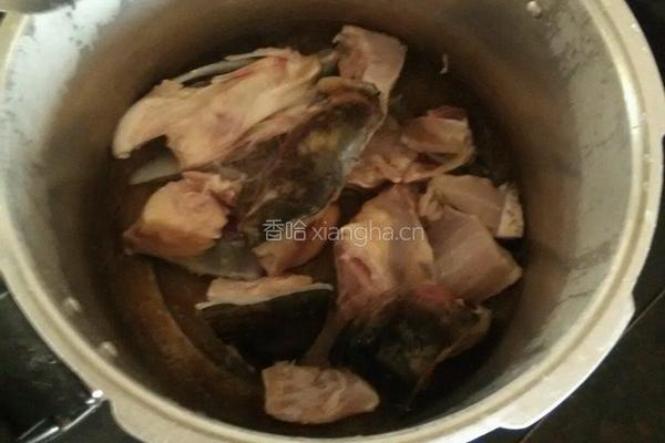 汤白肉嫩鱼头豆腐汤的做法图解1