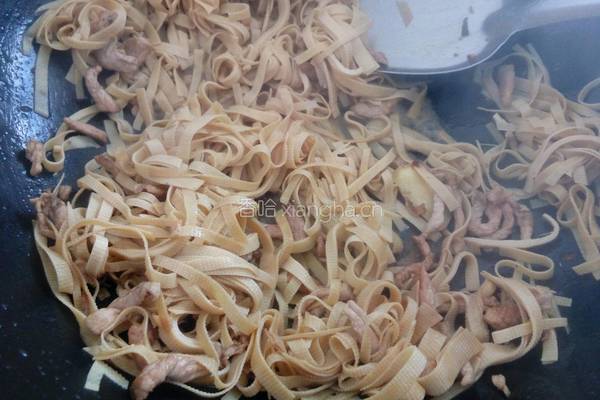 韭菜豆腐皮炒肉丝的做法图解3