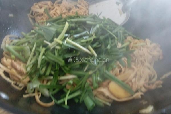韭菜豆腐皮炒肉丝的做法图解4