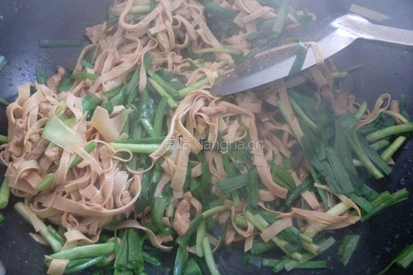韭菜豆腐皮炒肉丝的做法图解5