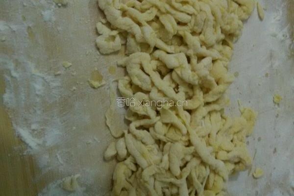 炒手工面的做法图解3