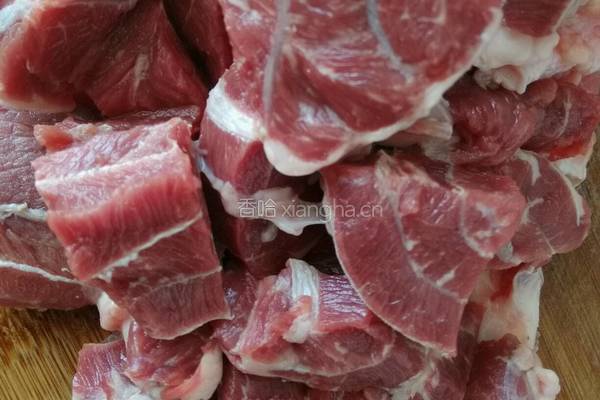 原汁牛肉炖萝卜的做法图解1