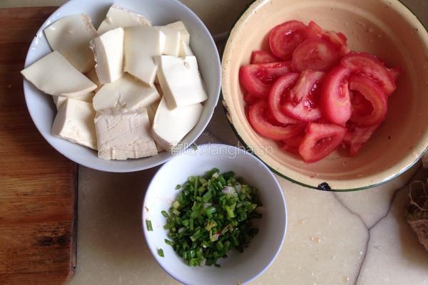 番茄豆腐圆子汤的做法图解1