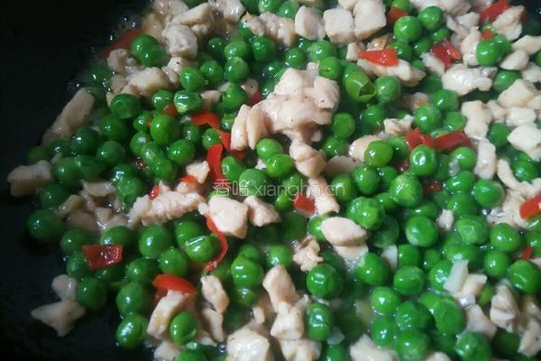 豌豆炒鸡肉的做法图解9
