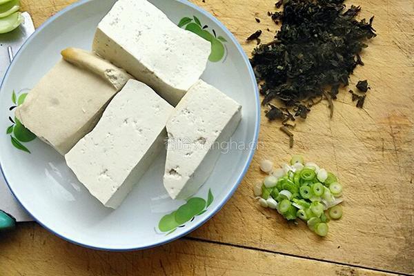 香椿芽拌豆腐的做法图解1
