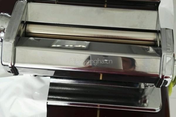 用手动压面机自制南瓜面条的做法图解2
