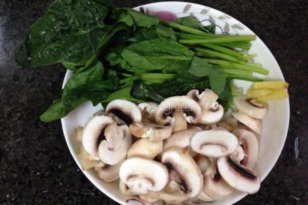 口蘑菠菜汤的做法图解1