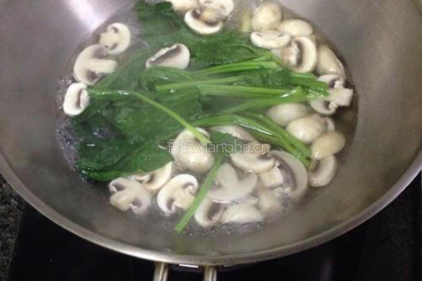 口蘑菠菜汤的做法图解3