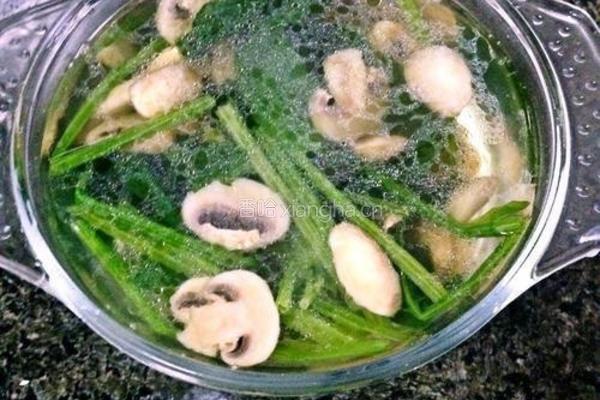 口蘑菠菜汤的做法图解4
