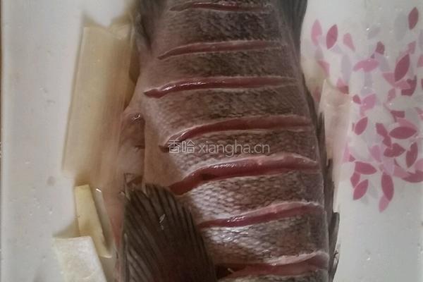 油泼黑头鱼的做法图解1