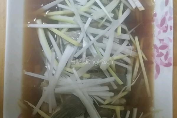 油泼黑头鱼的做法图解2