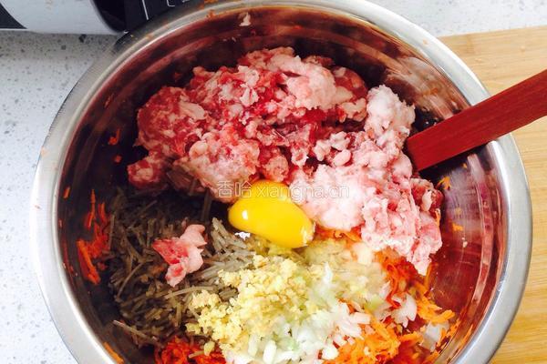 胡萝卜猪肉水饺的做法图解3