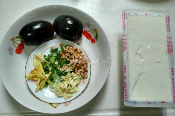 凉拌皮蛋豆腐的做法图解1