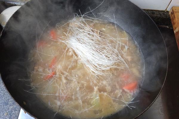 鸡腿冬瓜胡萝卜粉丝汤的做法图解10