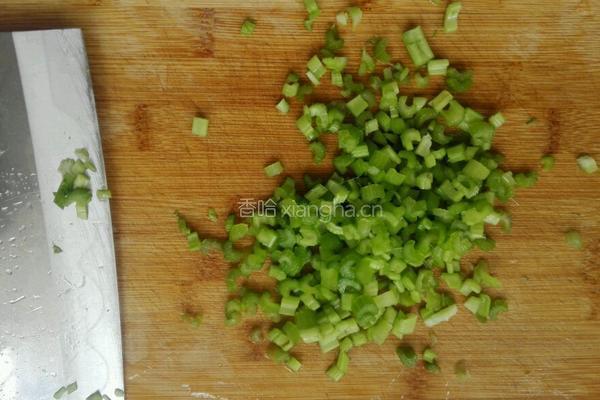 芹菜鸭蛋卷的做法图解1