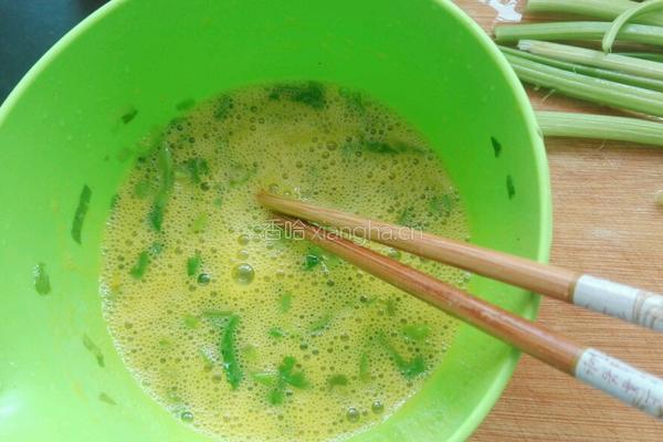 芹菜鸭蛋卷的做法图解3