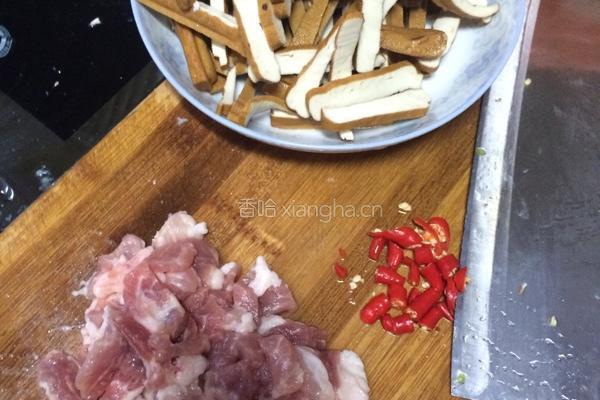 酱干炒肉的做法图解1
