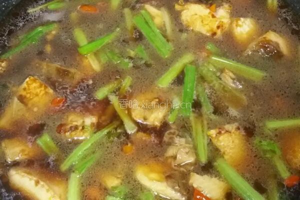 芹菜煮鱼的做法图解4