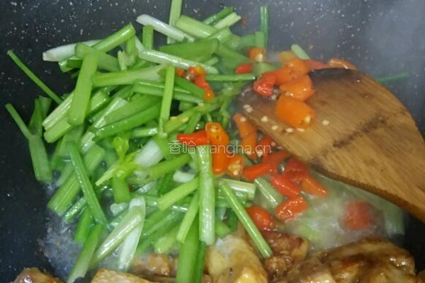 芹菜煮鱼的做法图解3