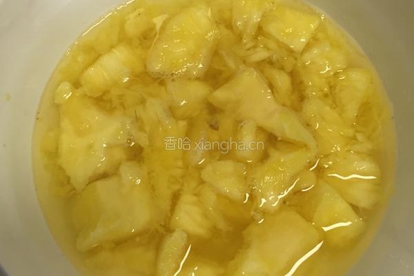 鸡丁什锦菠萝饭的做法图解3
