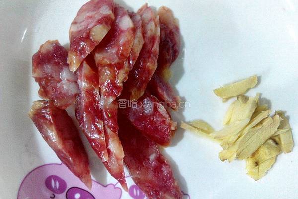 口蘑西兰花炒腊肠的做法图解3