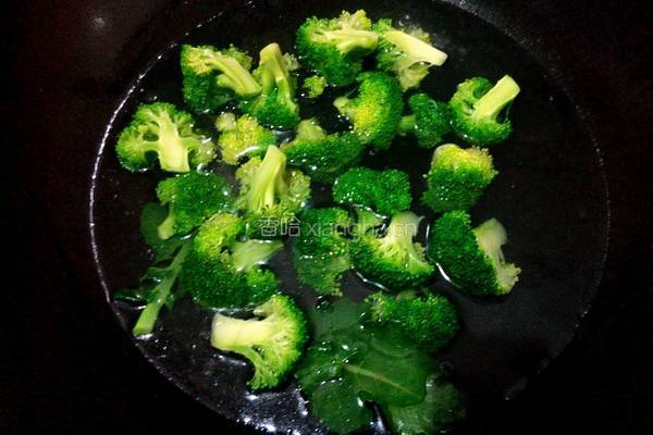 口蘑西兰花炒腊肠的做法图解4