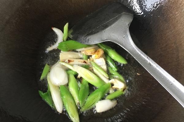 小油菜香菇蛋汤的做法图解1