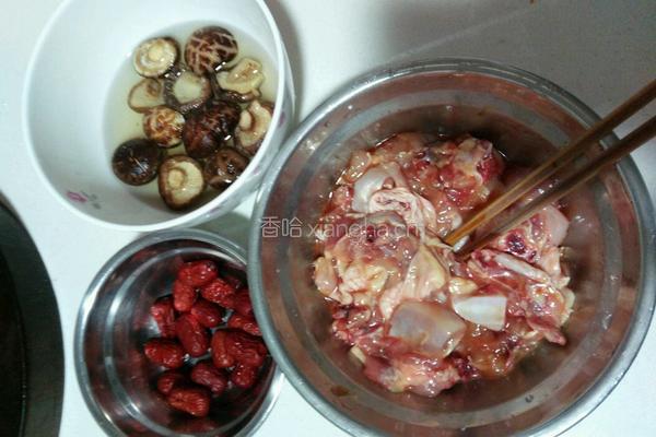 香菇红枣焖子鸡的做法图解1