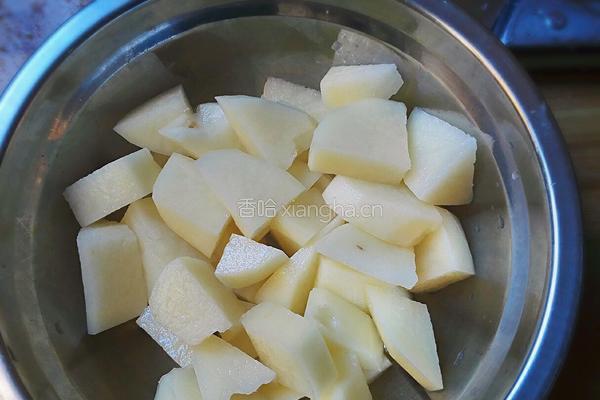 土豆烧肉的做法图解2