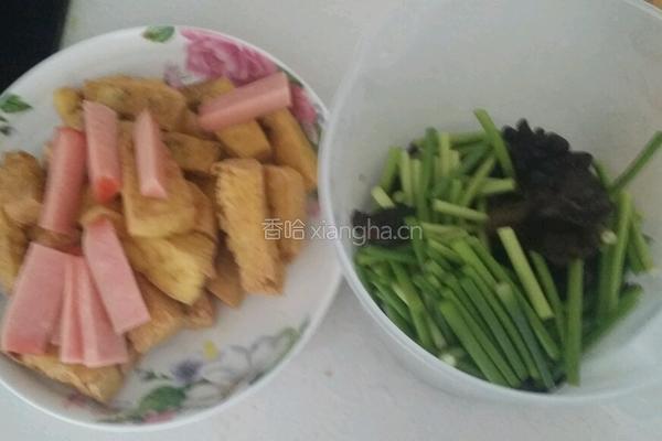 油豆腐炒蒜苔的做法图解1
