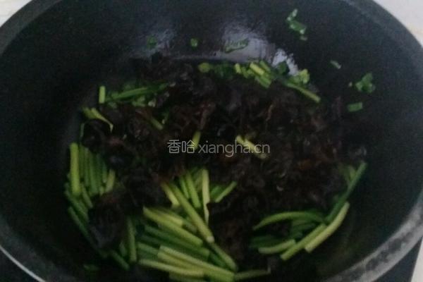 油豆腐炒蒜苔的做法图解2