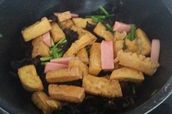 油豆腐炒蒜苔的做法图解3