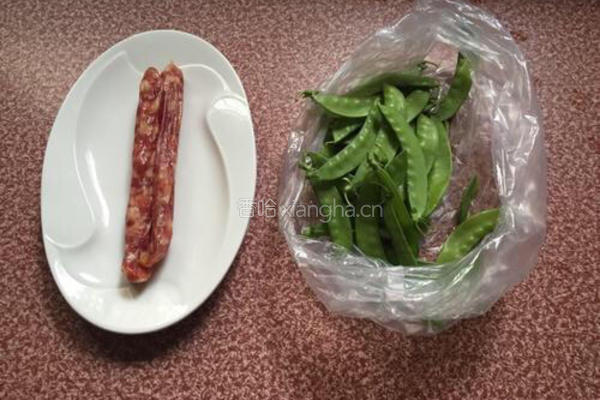 腊肠炒荷兰豆的做法图解1