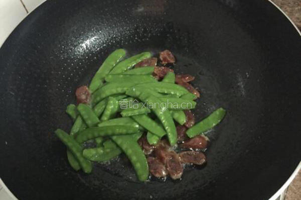 腊肠炒荷兰豆的做法图解6