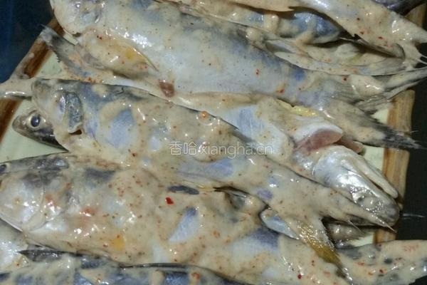 油煎小杂鱼的做法图解1