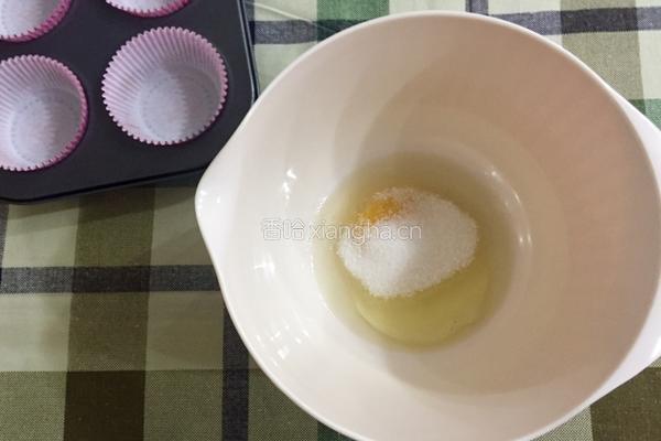 草莓蜂蜜玛芬蛋糕的做法图解1