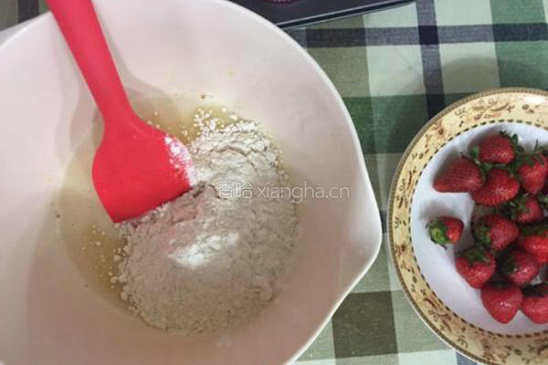 草莓蜂蜜玛芬蛋糕的做法图解4