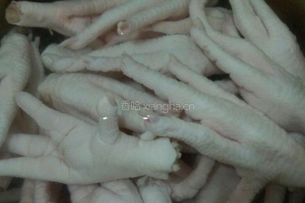 泡椒鸡爪的做法图解1