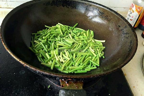 双椒炒蒜薹的做法图解5