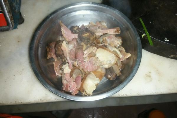 湖南辣椒炒腊肉的做法图解2