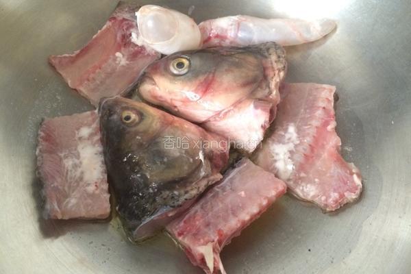 鱼头鱼骨豆腐汤的做法图解3