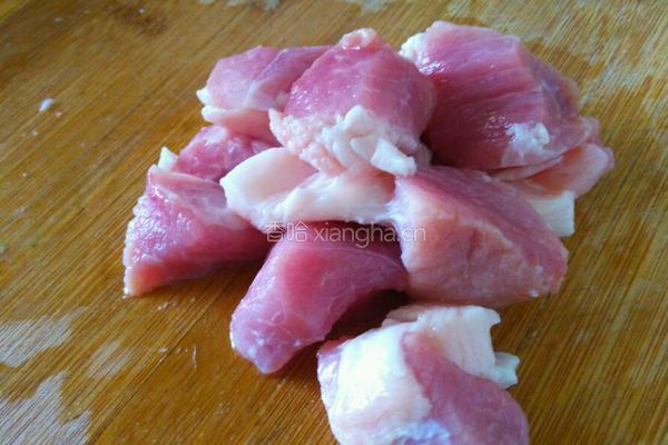 红烧肉炖山药的做法图解1
